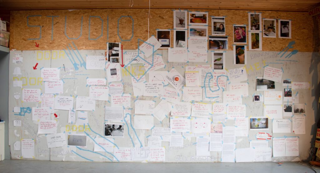Overzicht muur in speelruimte